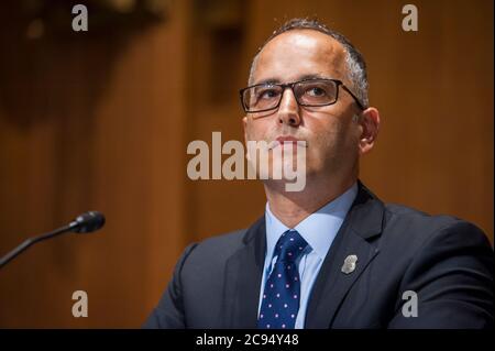 Steve K. Francis, directeur adjoint, enquêtes sur la sécurité intérieure Division des enquêtes sur le commerce mondial, directeur, Centre national de coordination des droits de propriété intellectuelle, Immigration des États-Unis, Douanes, Et l'application de la loi apparaît lors d'une audience du Comité sénatorial des finances intitulée « audiences pour examiner la protection de la fiabilité de la chaîne d'approvisionnement médicale des États-Unis pendant la pandémie COVID-19 » dans l'édifice Dirksen du Bureau du Sénat à Capitol Hill à Washington, DC., le mardi 28 juillet 2020. Crédit : Rod Lamkey/CNP | utilisation dans le monde entier Banque D'Images