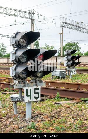 Feu de circulation ferroviaire et feu rouge Banque D'Images