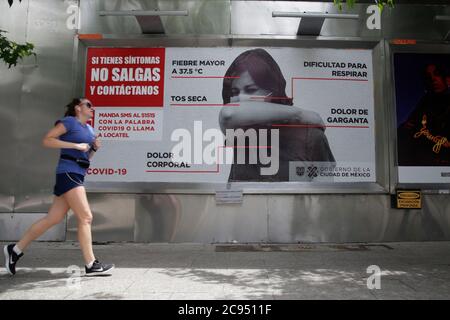 Mexico, Mexique. 28 juillet 2020. MEXICO, MEXIQUE - JUILLET 28 : un homme porte un masque facial lorsqu'il marche devant une affiche de séjour à la maison pour tenter d'empêcher la propagation de la nouvelle pandémie Covid-19 le 28 juillet 2020 à Mexico, Mexique crédit : l'accès photo/Alamy Live News Banque D'Images