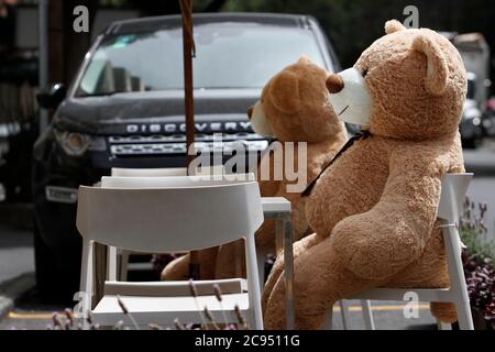 Mexico, Mexique. 28 juillet 2020. MEXICO, MEXIQUE - JUILLET 28 : les propriétaires de restaurants mettent des ours en peluche géants sur les chaises pour tenter d'amener les clients à respecter les distances sociales, une méthode utilisée dans certaines parties du monde comme Paris le 28 juillet 2020 à Mexico, Mexique crédit : L'accès photo/Alamy Live News Banque D'Images