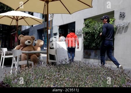 Mexico, Mexique. 28 juillet 2020. MEXICO, MEXIQUE - JUILLET 28 : les propriétaires de restaurants mettent des ours en peluche géants sur les chaises pour tenter d'amener les clients à respecter les distances sociales, une méthode utilisée dans certaines parties du monde comme Paris le 28 juillet 2020 à Mexico, Mexique crédit : L'accès photo/Alamy Live News Banque D'Images