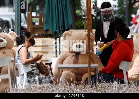 Mexico, Mexique. 28 juillet 2020. MEXICO, MEXIQUE - JUILLET 28 : les propriétaires de restaurants mettent des ours en peluche géants sur les chaises pour tenter d'amener les clients à respecter les distances sociales, une méthode utilisée dans certaines parties du monde comme Paris le 28 juillet 2020 à Mexico, Mexique crédit : L'accès photo/Alamy Live News Banque D'Images