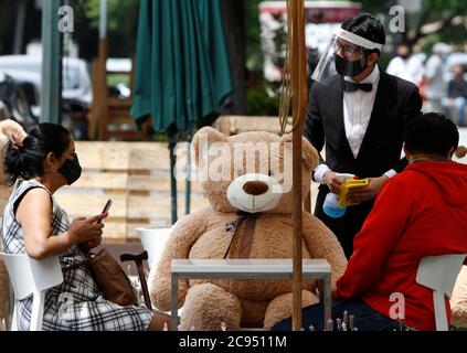 Mexico, Mexique. 28 juillet 2020. MEXICO, MEXIQUE - JUILLET 28 : les propriétaires de restaurants mettent des ours en peluche géants sur les chaises pour tenter d'amener les clients à respecter les distances sociales, une méthode utilisée dans certaines parties du monde comme Paris le 28 juillet 2020 à Mexico, Mexique crédit : L'accès photo/Alamy Live News Banque D'Images