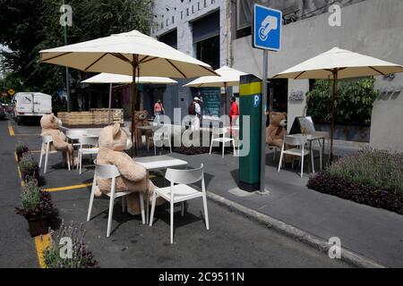 Mexico, Mexique. 28 juillet 2020. MEXICO, MEXIQUE - JUILLET 28 : les propriétaires de restaurants mettent des ours en peluche géants sur les chaises pour tenter d'amener les clients à respecter les distances sociales, une méthode utilisée dans certaines parties du monde comme Paris le 28 juillet 2020 à Mexico, Mexique crédit : L'accès photo/Alamy Live News Banque D'Images