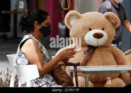 Mexico, Mexique. 28 juillet 2020. MEXICO, MEXIQUE - JUILLET 28 : les propriétaires de restaurants mettent des ours en peluche géants sur les chaises pour tenter d'amener les clients à respecter les distances sociales, une méthode utilisée dans certaines parties du monde comme Paris le 28 juillet 2020 à Mexico, Mexique crédit : L'accès photo/Alamy Live News Banque D'Images