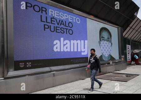 Mexico, Mexique. 28 juillet 2020. MEXICO, MEXIQUE - JUILLET 28 : un homme porte un masque facial lorsqu'il marche devant une affiche de séjour à la maison pour tenter d'empêcher la propagation de la nouvelle pandémie Covid-19 le 28 juillet 2020 à Mexico, Mexique crédit : l'accès photo/Alamy Live News Banque D'Images