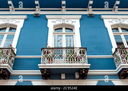 Architecture de style colonial avec façade bleue et blanche et balcon, Quito, Equateur. Banque D'Images