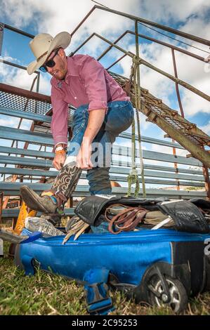 Une vue à basse vue d'un cow-boy qui glisse sur ses bottes de pilotage en vue d'un même au Mt Garnet Rodeo dans le Queensland, en Australie. Banque D'Images