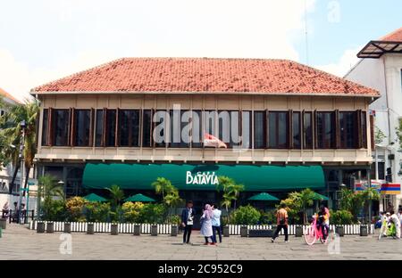 Jakarta, Indonésie - 21 février 2019 : café Batavia sur la place Fatahillah dans la vieille ville de Jakarta. Banque D'Images