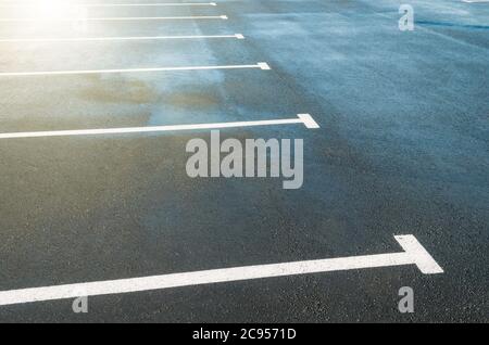 Les places de stationnement se trouvent dans un parking, avec des lignes blanches Banque D'Images