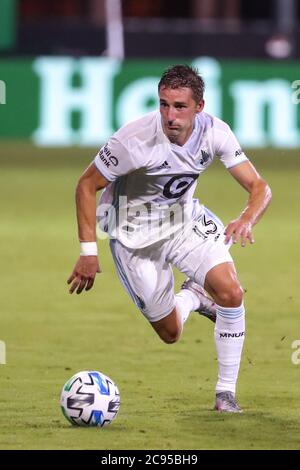 Orlando, Floride, États-Unis. 28 juillet 2020 : ETHAN FINLAY, milieu de terrain du Minnesota United (13), fait des chasses dans le ballon pendant le tournoi MLS is Back Columbus Crew SC vs Minnesota United FC Match au complexe ESPN Wide World of Sports à Orlando, FL, le 28 juillet 2020. Crédit : Cory Knowlton/ZUMA Wire/Alay Live News Banque D'Images