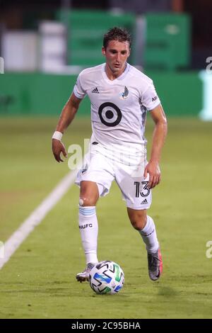 Orlando, Floride, États-Unis. 28 juillet 2020 : ETHAN FINLAY, milieu de terrain du Minnesota United (13), met en place une pièce lors du tournoi MLS is Back Columbus Crew SC vs Minnesota United FC Match à ESPN Wide World of Sports Complex à Orlando, en Floride, le 28 juillet 2020. Crédit : Cory Knowlton/ZUMA Wire/Alay Live News Banque D'Images