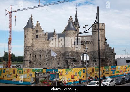 Anvers, Belgique, 19 juillet 2020, gros plan des clôtures et du château Het Steen avec grue et touristes Banque D'Images