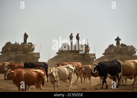 (200729) -- BEIJING, le 29 juillet 2020 (Xinhua) -- des chars israéliens sont vus sur les hauteurs du Golan occupé par Israël le 27 juillet 2020. (Gil Eliyahu/JINI via Xinhua) Banque D'Images