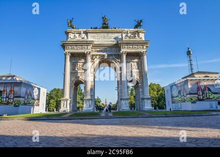 MILANO, ITALIE - SEPTEMBRE 2015 : les touristes visitent Arco della Pace dans les jardins de Parco Sempione. Banque D'Images