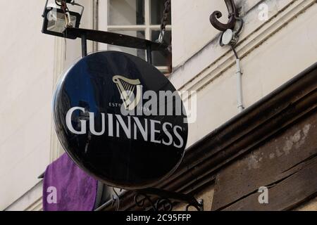 Bordeaux , Aquitaine / France - 07 25 2020 : texte et logo du signe de la bière guinness sur le bâtiment mural du restaurant pub bar Banque D'Images