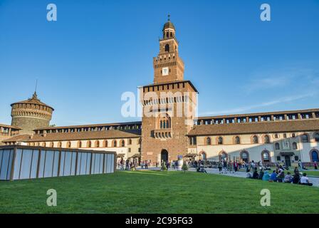MILAN, ITALIE - SEPTEMBRE 2015 : les touristes visitent le château et le parc de Sforza en été. Banque D'Images