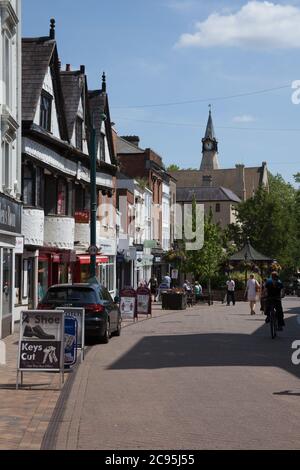 Boutiques et l'hôtel de ville sur la rue High Street à Banbury dans l'Oxfordshire au Royaume-Uni, pris le 26 juin 2020 Banque D'Images