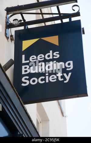 L'enseigne de la Leeds Building Society suspendue au-dessus d'une succursale au Royaume-Uni, prise le 26 juin 2020 Banque D'Images