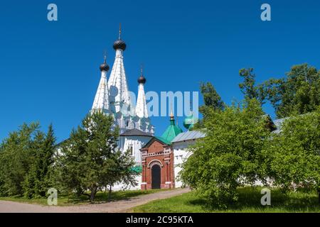 L'église Assomption du couvent Alekseevsky dans la ville d'Uglich, région de Yaroslavl, un jour d'été. Banque D'Images