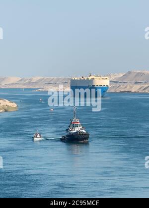 El Qantara, Égypte - 14 novembre 2019 : bateau à remorqueurs accompagne les navires. Navires passant par le canal de Suez en Égypte, en Afrique. Banque D'Images