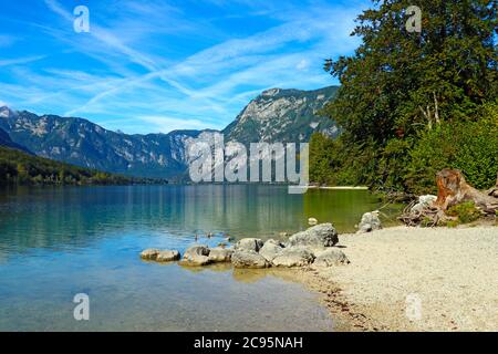Belle vue sur un lac de montagne avec des eaux turquoise et des montagnes par une journée ensoleillée Banque D'Images