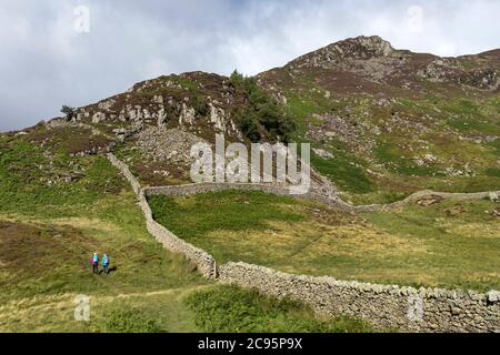 Marcheurs en direction de Heron Pike depuis Glenridding Dodd, Lake District, Cumbria, Royaume-Uni Banque D'Images