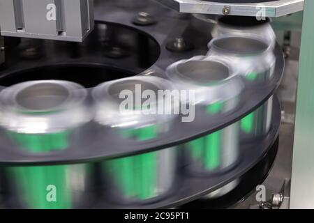 Les canettes en aluminium vides de nouveaux processus de verre sont en ligne d'usine sur la courroie du convoyeur machine à boissons Aliments et boissons fabrication industrielle. Banque D'Images