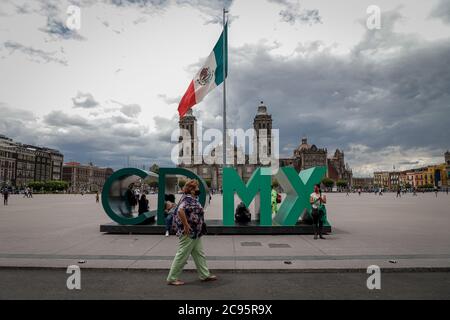 Mexico, Mexique. 28 juillet 2020. On voit des gens porter des masques à Mexico, au Mexique, le 28 juillet 2020. Le Mexique a enregistré 7,208 nouveaux cas de COVID-19, portant le nombre national à 402,697, a déclaré le ministère de la Santé mardi. Credit: STR/Xinhua/Alay Live News Banque D'Images