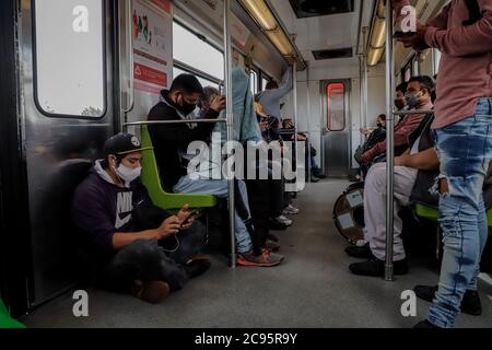 Mexico, Mexique. 28 juillet 2020. On voit des gens porter des masques dans les transports publics à Mexico, Mexique, le 28 juillet 2020. Le Mexique a enregistré 7,208 nouveaux cas de COVID-19, portant le nombre national à 402,697, a déclaré le ministère de la Santé mardi. Credit: STR/Xinhua/Alay Live News Banque D'Images