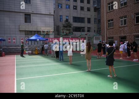 Dalian, province chinoise de Liaoning. 27 juillet 2020. Les gens font la queue pour des tests d'acide nucléique de COVID-19 sur un site d'essai à Dalian, dans la province de Liaoning, dans le nord-est de la Chine, le 27 juillet 2020. POUR ALLER AVEC LES TITRES DE XINHUA DU 29 JUILLET 2020 crédit: Long Lei/Xinhua/Alamy Live News Banque D'Images