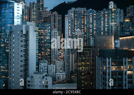 Hong Kong, Chine. 07e juillet 2020. Gratte-ciel de Hong Kong avec gratte-ciel bloquant la vue sur la montagne. Crédit : SOPA Images Limited/Alamy Live News Banque D'Images