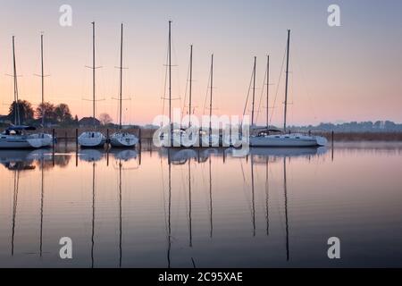 Géographie / Voyage, Allemagne, Bavière, Rimsting, Hochstaett, voiliers sur le Chiemsee, Chiemgau, Additional-Rights-Clearance-Info-not-available Banque D'Images