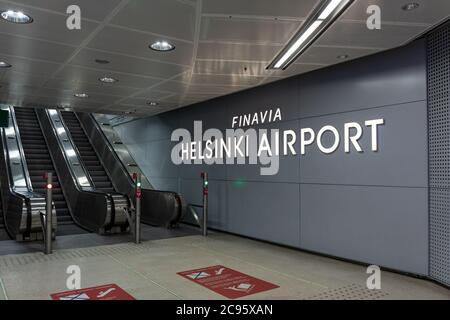 Escaliers mécaniques à l'aéroport d'Helsinki à Vantaa, en Finlande Banque D'Images