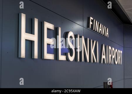 L'aéroport d'Helsinki illumine des lettres sur le mur de l'aéroport Helsinki-Vantaa à Vantaa, en Finlande Banque D'Images