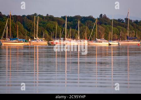 Géographie / Voyage, Allemagne, Bavière, Herrsching à Ammersee (lac Ammer), voiliers au coucher du soleil li, droits-supplémentaires-déstockage-Info-non-disponible Banque D'Images