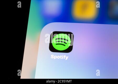 Ostersund, Suède - 29 juillet 2020 : icône de l'application Spotify. Spotify est un fournisseur suédois de services de diffusion de musique et de médias. Banque D'Images