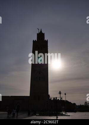 MARRAKECH, MAROC - septembre 23 2019 : vue nocturne sur la mosquée de la Koutoubia Banque D'Images