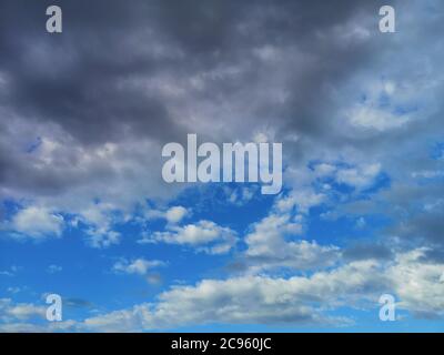 Paysage panoramique spectaculaire avec nuages sombres de tempête. Saison, météorologie Banque D'Images