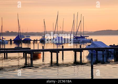 Géographie / Voyage, Allemagne, Bavière, Schondorf am Ammersee, lever du soleil au port, droits-supplémentaires-autorisations-Info-non-disponible Banque D'Images