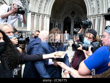 L'acteur Johnny Depp arrive à la haute Cour pour son affaire de diffamation contre News Group Newspapers qui l'a décrit comme un "batteur de femme". Banque D'Images