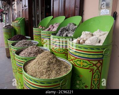 MARRAKECH, MAROC - septembre 23 2019 : sélection d'épices sur un marché marocain traditionnel Banque D'Images