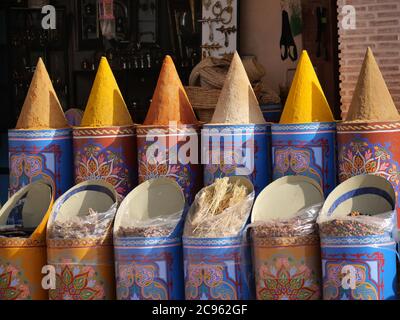 MARRAKECH, MAROC - septembre 23 2019 : sélection d'épices sur un marché marocain traditionnel Banque D'Images