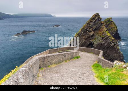 La vue imprenable sur les îles Blasket depuis la jetée de Dunquin (Dún Chaoin). Péninsule de Dingle, comté de Kerry, province de Munster, Irlande, Europe. Banque D'Images