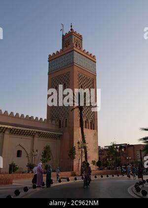 MARRAKECH, MAROC - septembre 23 2019 : mosquée de la Kasbah et travailleurs locaux traditionnels Banque D'Images