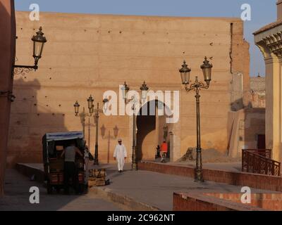 MARRAKECH, MAROC - septembre 23 2019 : mosquée de la Kasbah et travailleurs locaux traditionnels Banque D'Images