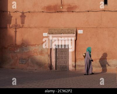 MARRAKECH, MAROC - septembre 23 2019 : mosquée de la Kasbah et travailleurs locaux traditionnels Banque D'Images