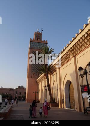 MARRAKECH, MAROC - septembre 23 2019 : mosquée de la Kasbah et travailleurs locaux traditionnels Banque D'Images