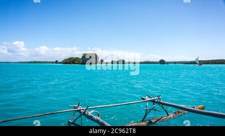 Excursion en bateau sur un bateau à voile calédonien traditionnel dans la baie UPI. Rochers typiques dans la mer turquoise. paysage marin de l'île Pines, Nouvelle-calédonie : turquoise Banque D'Images