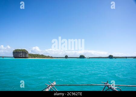 Excursion en bateau sur un bateau à voile calédonien traditionnel dans la baie UPI. Rochers typiques dans la mer turquoise. paysage marin de l'île Pines, Nouvelle-calédonie : turquoise Banque D'Images